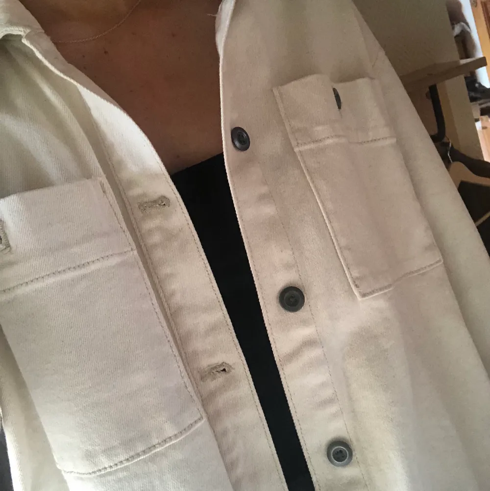 Säljer denna overshirt/jacka i denim därför att jag tyvärr inte får användning för den. Är för dam men den är oversize så skulle säga att den passar unisex. . Jackor.