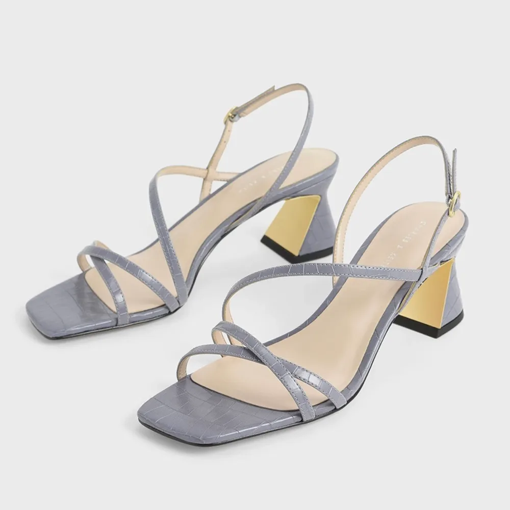 Helt oanvända sandaletter i grå-blå färg som inte kom i tid till balen och därför inte kommer att komma till användning. Sköna med bred klack perfekta till sommaren! ☀️. Skor.