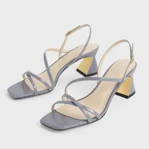 Helt oanvända sandaletter i grå-blå färg som inte kom i tid till balen och därför inte kommer att komma till användning. Sköna med bred klack perfekta till sommaren! ☀️