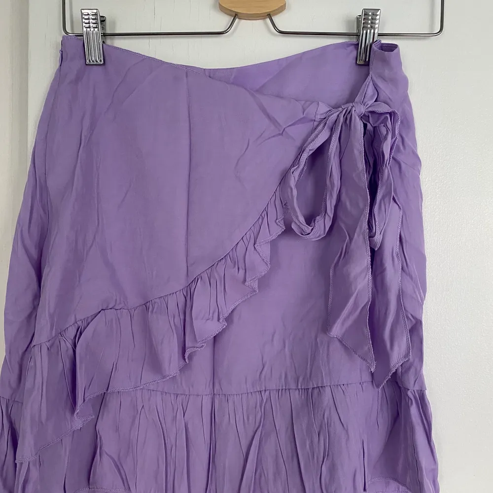 Lila kjol från shein storlek medium, använd fåtal gånger. Inte stryken hehe :). Kjolar.