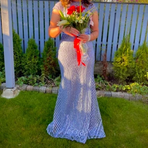 Klänning - En jättefin klänning som endast använts under ett par timmar och har därmed inga fläckar, skador eller liknande! Har ni frågor eller funderingar är ni varmt välkomna att höra av er!😊