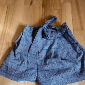 Söta rutiga shorts! - Grå rutiga shorts från H&M divided! Superfina verkligen och jättebra skick då de inte kommit till användning!