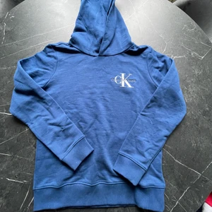 Calvin Klein XS/S - Aldrig använd! Säljer pga den blev liggandes i garderoben!  Superfin & mysig. 