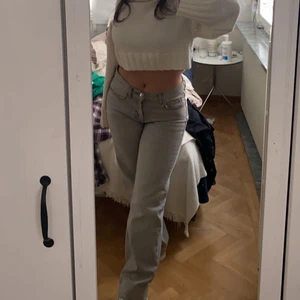 Lågmidjade jeans - Ett par lågmidjade gråa jeans från Gina tricot, använd 2-3 gånger. Bra skick!💕 kommer inte till användning köpta för 500kr💕 de är även ganska långa på mig men har vikt in de.