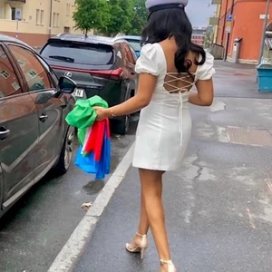 vit klänning från zara - Säljer denna vita klänning från Zara. Perfekt till student eller skolavslutning. Storlek M men sitter som S. Bilderna är lånade men kan skicka egna bilder. ❤️❤️