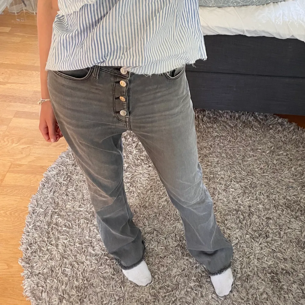 As snygga jeans från mango i grått med knappar! Storlek 40 och fint skick, sitter lite oversized på mig med 27 i midja och jag är 172💗. Jeans & Byxor.
