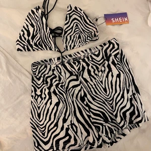 Sett - Zebra sett i topp och shorts, helt oanvända. Från SHEIN i storlek L men liten i storlek! Köparen står för frakt 