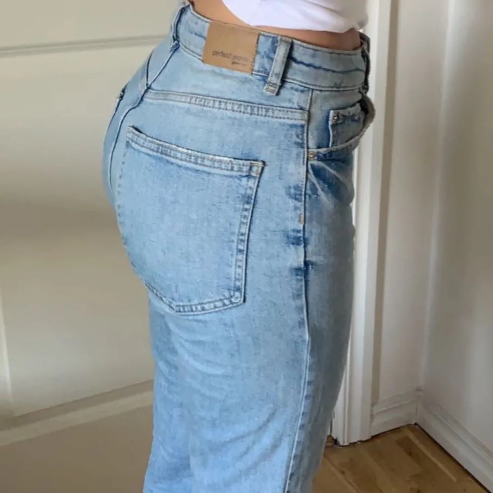 Ett par ljusblå jeans från gina tricot i strlk 36, ganska korta i modellen så passar min kompis som är 162 (hon på bilden). Säljer för att de är för korta på mig, pris kan diskuteras och köparen står för frakt. Jeans & Byxor.