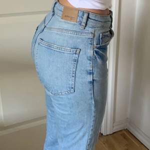Ett par ljusblå jeans från gina tricot i strlk 36, ganska korta i modellen så passar min kompis som är 162 (hon på bilden). Säljer för att de är för korta på mig, pris kan diskuteras och köparen står för frakt