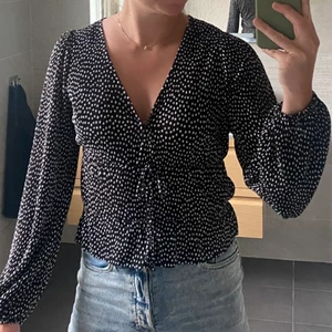 Topp ZARA - Säljer denna söta topp från ZARA. Storlek 38. Använd ett fåtal gånger. Du som köpare står för frakt☺️