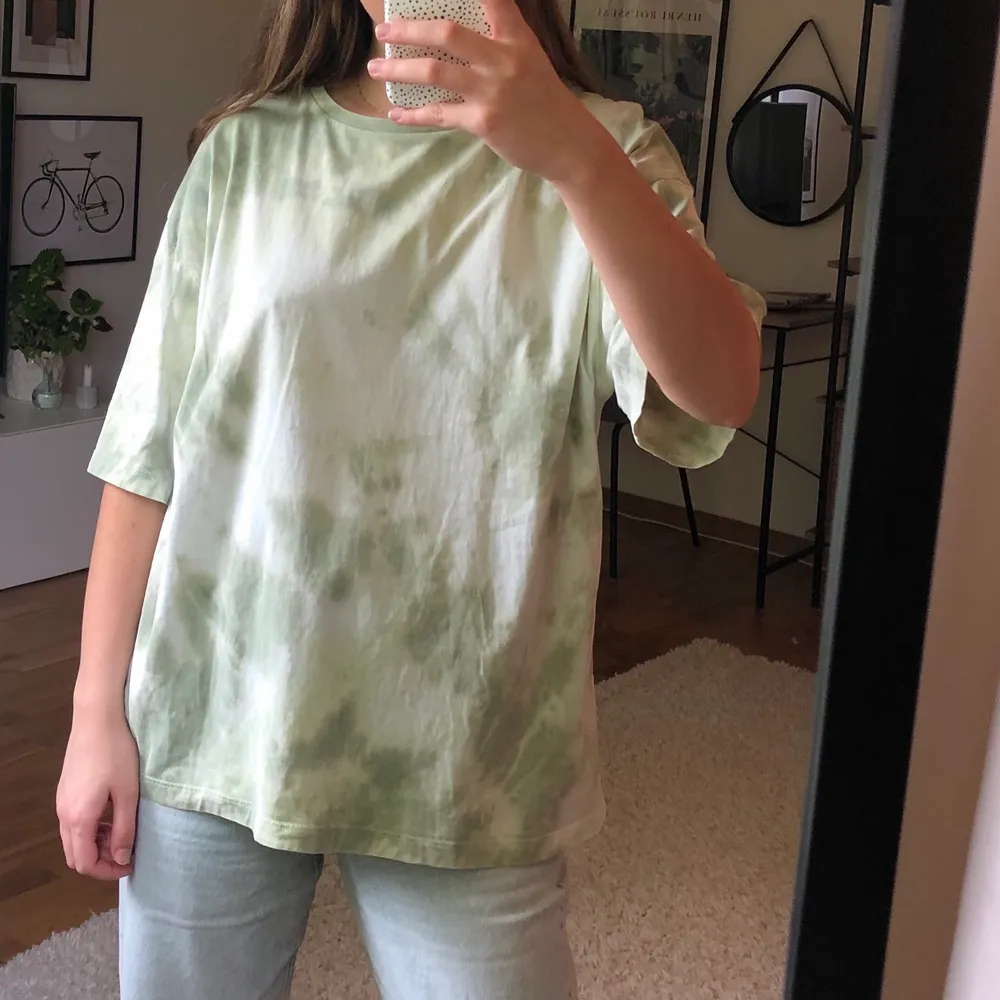 Oversized t-shirt med grönt batikmönster från topshop.  Endast använd ett fåtal gånger, fint skick. Köparen betalar frakten.. T-shirts.