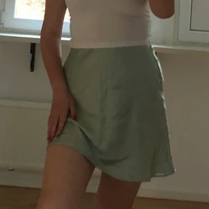 Kjol  - Oanvänd kjol köpt från #hm förra året! Jätte skön och fin i satin! Frakt tillkommer eller så kan jag mötas! #sommar #kjol