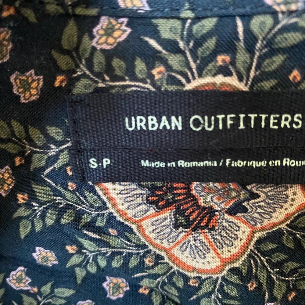 Mönstrad kortärmad skjorta från Urban Outfitters . Skjortor.