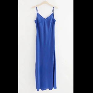 Satinklänning blå klänning small medium - Oanvänd klänning från Lindex. Storlek small men lite stor i storleken, passar mig som är en medium. Två små slits i sidorna. Endast provad.