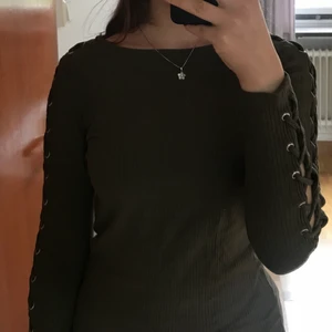 Militärgrön tröja - Militärgrön långärmad tröja från New Yorker med cool snörning i ärmarna. 