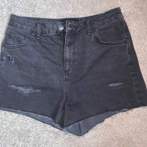 Svarta jeansshort ungefär storlek M-L. Lite slitningar där fram och lite där bak. Nyskick, aldrig använda. 