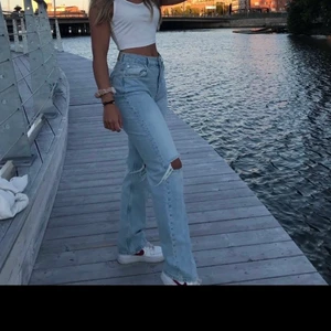 90s high waist jeans - Säljer ett par slitna blå jeans. Sitter så snyggt på!