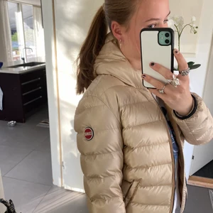 Colmar jacka - Säljer denna colmar jacka i så himla bra skick! Är verkligen som ny! Spklart äkta och köpt på Lucca butiken! Obs ganska tjock så skulle ej säga att det är en sommarjacka