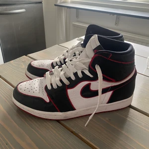 Jordan 1,s High bloodline - Använda cirka 3-4 gånger. Extra skosnören samt orginalkartongen finns. Skorna är i princip i nyskick  Kan mötas upp och skicka.