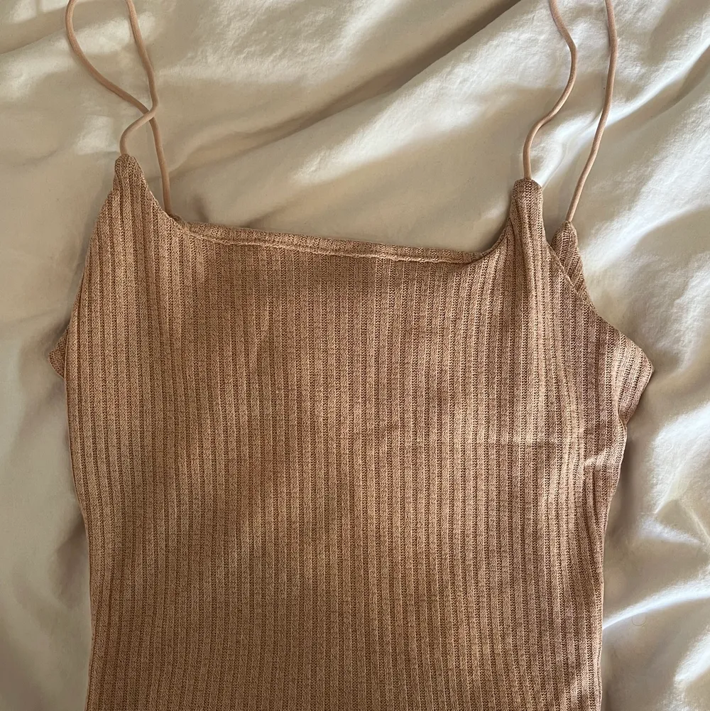 Säljer detta helt oanvända linnet. Beige färg och jättefint men tyvärr för litet på mig. Storlek M men ganska litet i storleken. 40kr + frakt. Toppar.