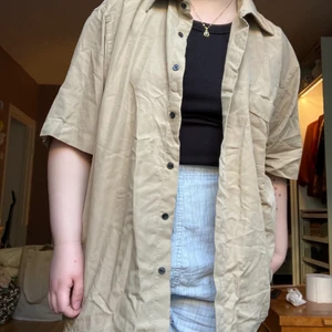 Skjorta XL - Kortärmad skjorta, strl XL (herrstorlek), köpt secondhand. Mkt mjuk o härlig sommarskjorta, kragen har struktur. Fint skick. Behöver strykas. Snygg att knyta också om den sitter oversize. Möts i GBG eller köpare betalar frakt 🥰