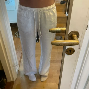 Linnebyxor  - Vita linnebyxor från något ställe i Italien, jag är ungifär 166cm och skulle säga att dem sitter perfect i längden, byxorna är ganska lågmidjade och knappt andvända.