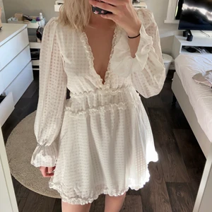 klänning - Säljer min vita klänning från dennis maglic som endast är använd en gång. Perfekt klänning för examen eller studenten! (nypris 799) 💖 priset kan diskuteras 