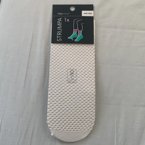 När strumpor storlek ONE SIZE - Säljer mina nät strumpor då dem aldrig kommit till användning. <3 De är i storlek ONE SIZE så vet inte riktigt vilka storlekar dem passar hahah.