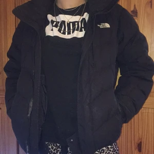 Skön jacka - Köpte den i vinteras men använde den sällan, köpte för 2k. går inte att stänga den men det går att fixa:)