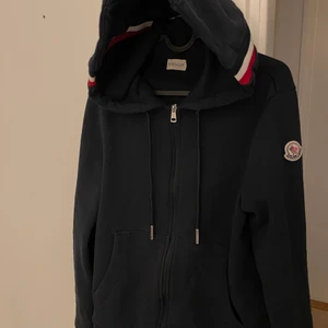 Moncler zip hoodie - Använd ett fåtal gånger men ser ny ut.Skriv gärna för fler frågor.