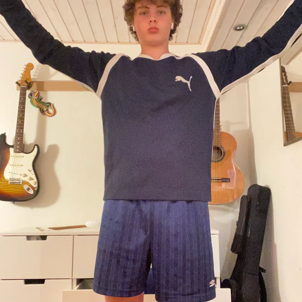 Lite vintage puma sweatshirt. Köpt på tradera. Lite tightare passform. Tror inte det är 100% bommul men den är skön. Ingen resor i midjan så den sitter lite som en långärmad t-shirt. Är 177 cm lång och väger 77 kg för referens i andra bilden. Möts upp i lund. Tar emot swish eller kontant.. Hoodies.