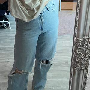 Fett snygga jeans från H&M nästan aldrig använda så dem är precis som nya. Storlek Medium. Köparen står för frakten 