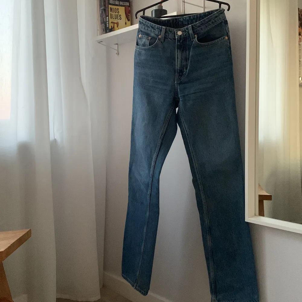Jättefina Straight Weekday jeans i modellen Voyage👖 Mycket bra skick💞 Nypris: 500kr. Jeans & Byxor.
