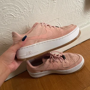 Nike Air force 1 - Rosa Nike air force 1 i tyg eller mocca imitation? Knappt använda då jag inte riktigt passar i dom. 