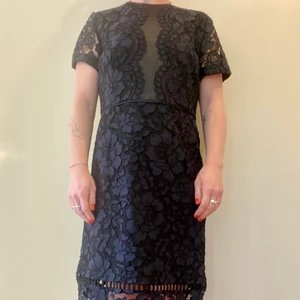 Kort aftonklänning.  - En mörkblå, vacker klänning i spets och siden. Aldrig använd. Märket är Phase Eight och den är inhandlad på NK i Stockholm. Storlek 16. Vilket motsvarar 40-42. Ordinariepris 2999 kr. Mitt pris är 1000 kr. 