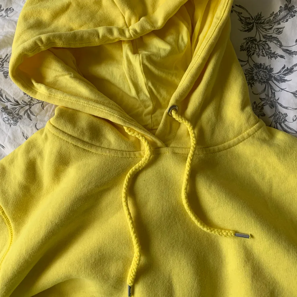 En felfri starkt gul hoodie från Lager157😊 Använd 1, Max 2 gånger. 60kr, frakt betalar köparen💫. Hoodies.