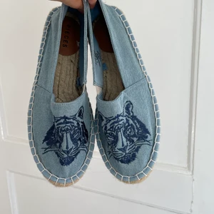 Sommarskor i strl 37 - Superfina espadrillos till sommaren! Skorna är endast använda en gång och är i mycket fint skick. Märket är Pieces. Jag har normalt 38 i skor men dessa passar även mig så de är lite stora i storleken. 💘
