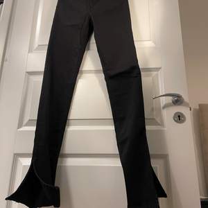 Svinsnygga svarta jeans med slits på utsidan 🖤❤️‍🔥