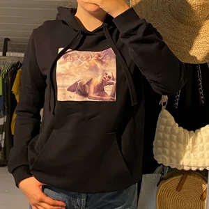 NA-KD hoodie - Svart hoodie från NA-KD med tryck i storlek S. Stor garderobsrensning så kolla gärna in mina andra plagg, samfraktar gärna :) 