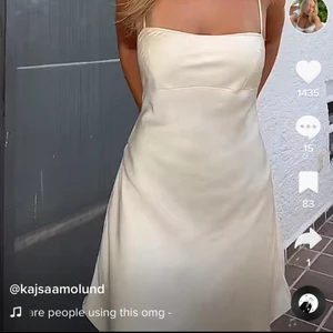 Vit klänning - Säljer denna snygga slutsålda klänning från Zara i stl M men skulle säga en S. Råkade beställa två stycken därav att jag säljer den ena. Perfekt för student och i sommar😍 (Bilderna är lånade)! 