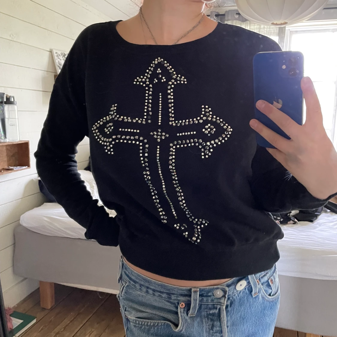 Svart tröja med kors