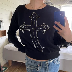 Svart tröja med kors - Svart tröja med kort av kristall stenar. 