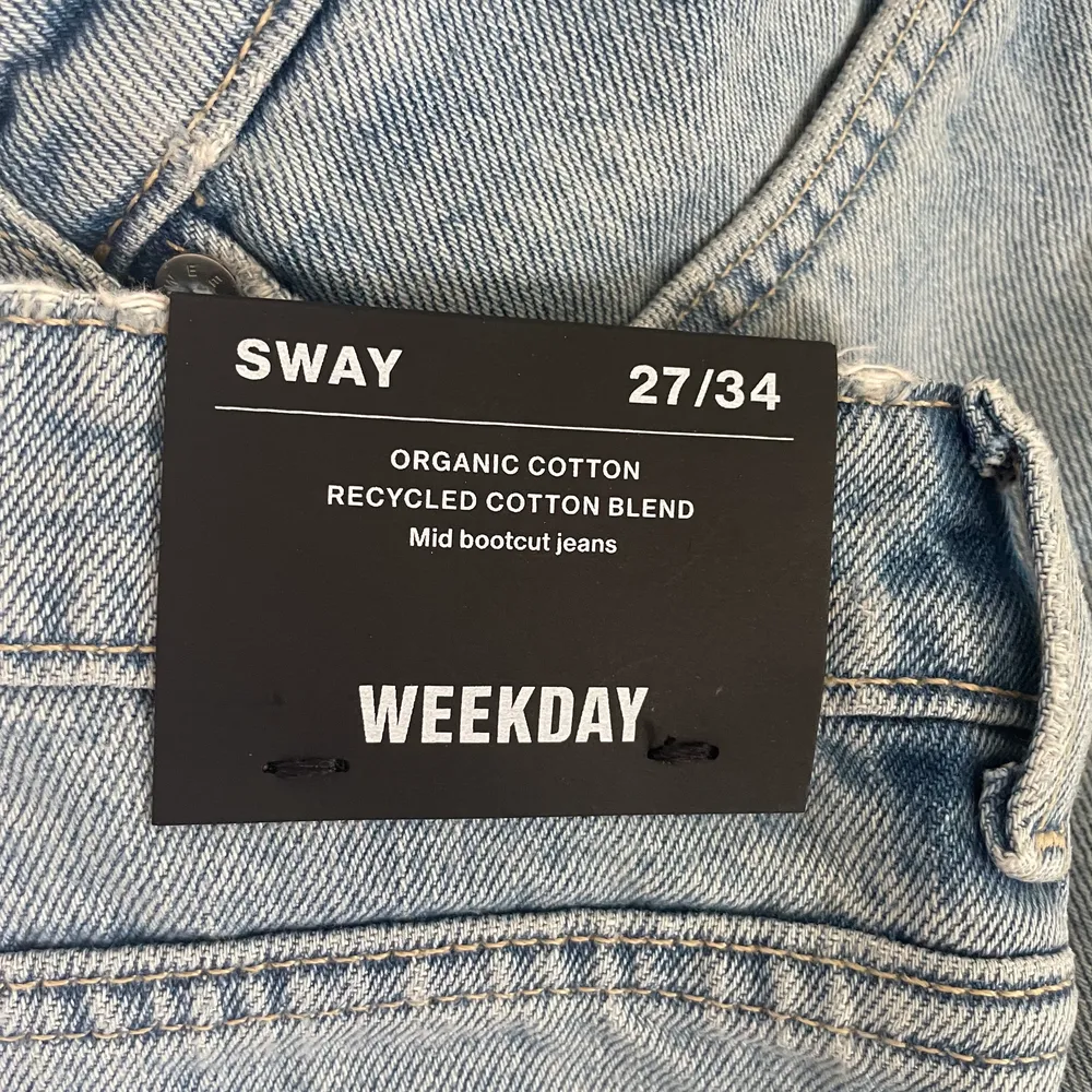 Ljusblå jeans från weekday i strl 27/34. Modellen är smått bootcut. HELT OANVÄNDA, lappen kvar. Fler bilder skickas på begär 🧁. Jeans & Byxor.