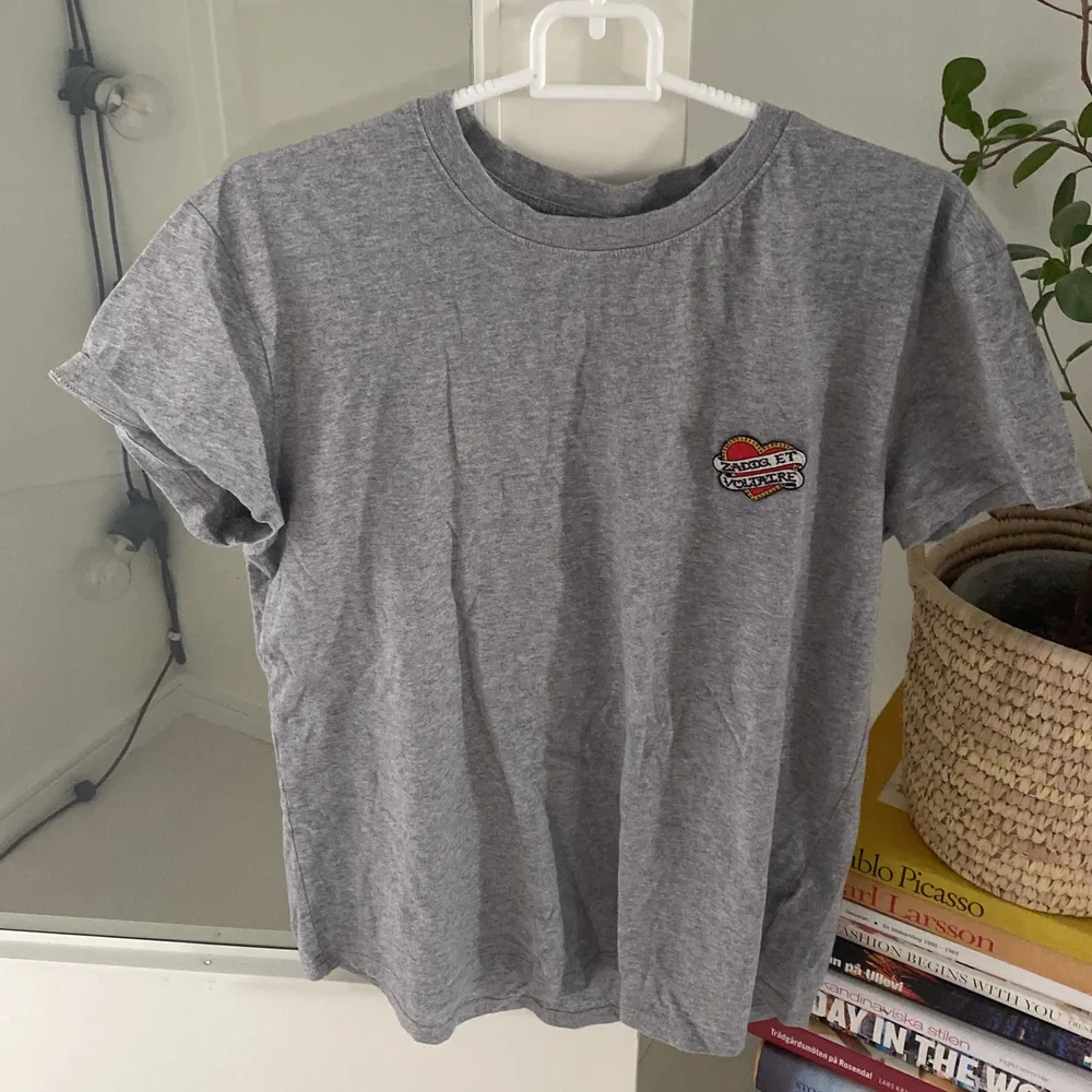 Säljer min fina gråa Zadig tröja, säljer för att den inte kommer till användning och att den är för stor. Köpte för 550kr. Skriv för fler bilder 💛. T-shirts.