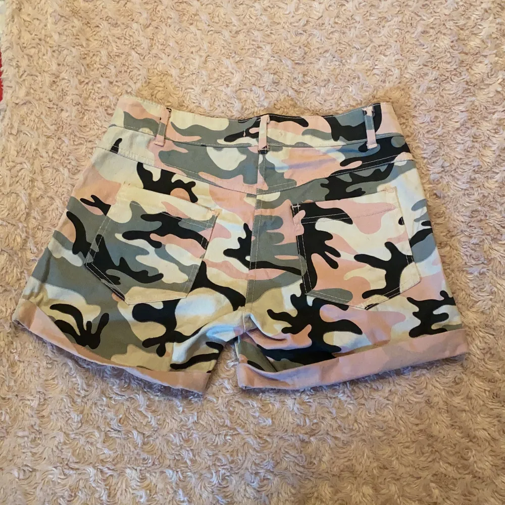 Militär Shorts som är svarta, gröna, vita och rosa . Shorts.