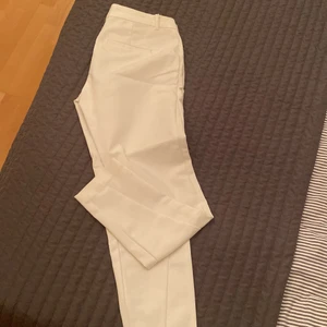 Helt oanvända kostymbyxor - Helt oänvända vita kostymbyxor från veromoda i strl S/32. Säljer pga har ett par till likadana som istället kommer till användning