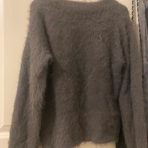 Fluffig tröja - Säljer en grå fluffig tröja som är superrrr skön att ha på sig. Pris kan alltid diskuteras! Vill du ha fler bilder är det bara att skriva. 