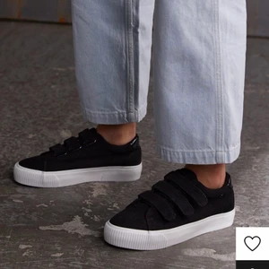 Ett par jätte fina skor från Even&Odd - Säljer mina skor från zalando jag har använt dom utomhus MAX 3 gånger och är i bra skick frakt betalas av köpare innan jag skickar iväg kommer dom tvättar jag av dom stora i storleken, hör av er vid intresse 🥰