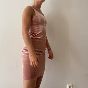 Rosa och svart sammetklännkng - 2 st klänningar. Passar till både sommar och vinter. 70kr/st 100 för båda.