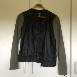 Skinnjacka st. 38 (M) - Svart skinnjacka med militärgröna ärmar,använd fåtal gånger, nyskick, säljer då den ej passar ✨Frakt +62kr✨